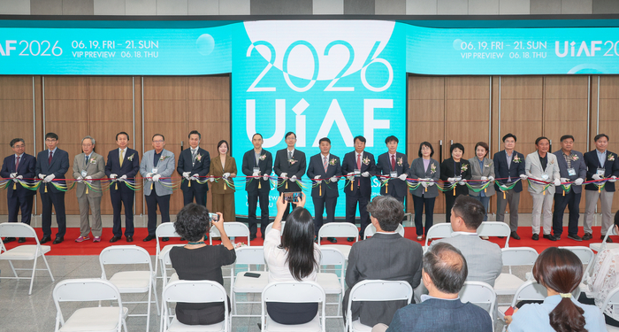 ‘2026 울산국제아트페어(UiAF)’ 개막식이 18일 울산전시컨벤션센터(UECO)에서 개최된 가운데 박원희 울산국제아트페어 조직위원장(동강의료재단 이사장), 김소정 울산국제아트페어 대표이사, 서남교 울산시 행정부시장, 이성룡 울산시의회 의장, 이윤철 울산상공회의소 회장 등 참석자들이 테이프 커팅식을 하고 있다. 이수화 기자