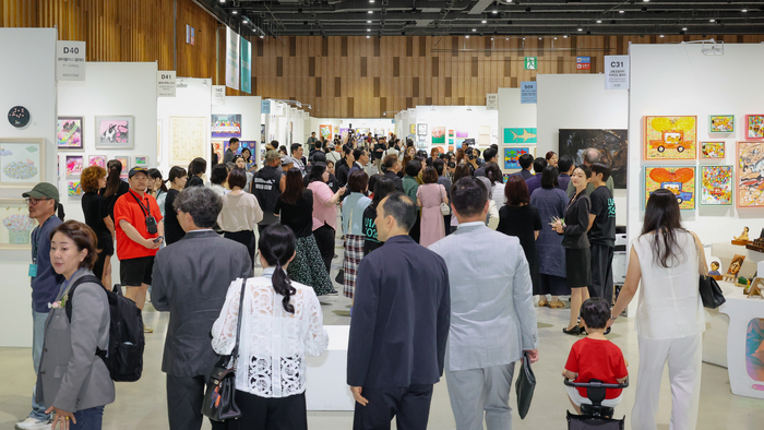 ‘2026 울산국제아트페어(UiAF)’가 ‘Collect Art, Collect Value’를 슬로건으로 18일 울산전시컨벤션센터(UECO)에서 개막한 가운데 VIP Preview가 진행되고 있다. 이수화 기자