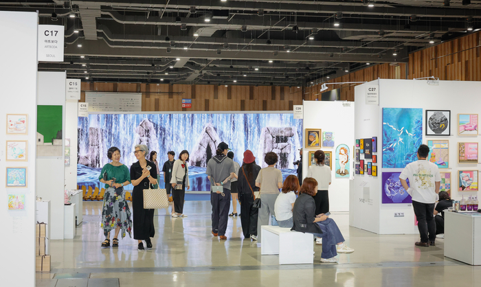 ‘2026 울산국제아트페어(UiAF)’가 ‘Collect Art, Collect Value’를 슬로건으로 18일 울산전시컨벤션센터(UECO)에서 개막한 가운데 VIP Preview를 찾은 관람객들이 작품을 감상하고 있다. 이수화 기자