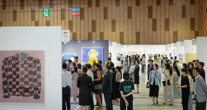 ‘2026 울산국제아트페어(UiAF)’가 ‘Collect Art, Collect Value’를 슬로건으로 18일 울산전시컨벤션센터(UECO)에서 개막한 가운데 VIP Preview가 진행되고 있다. 이수화 기자