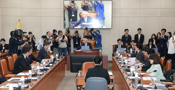 18일 국회에서 열린 제9회 전국동시지방선거 투표용지 부족 사태 등 국민 참정권 침해 진상규명 및 선거관리 개혁을 위한 국정조사 특별위원회 제1차 전체회의에서 위원장 직무대행인 더불어민주당 양부남 의원이 위원장 선임의 건을 의결하고 있다. 연합뉴스