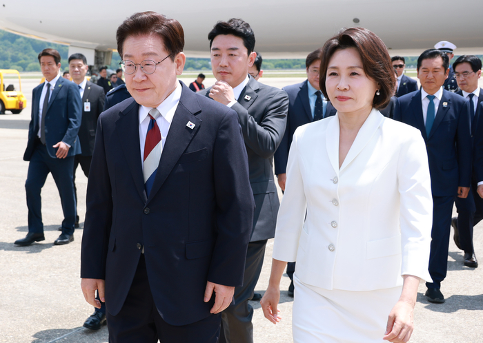 G7 정상회의와 유럽 순방을 마치고 귀국한 이재명 대통령과 김혜경 여사가 18일 성남 서울공항에 도착한 공군 1호기에서 내려 차량으로 이동하고 있다. 연합뉴스