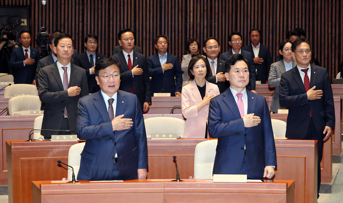 국민의힘 정점식 원내대표와 의원들이 18일 국회에서 열린 의원총회에서 국기에 경례하고 있다. 연합뉴스