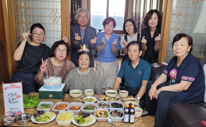 중소기업 CEO들로 구성된 (사)테크노섬나회(회장 이동구) 음식나눔팀은 18일 중구 옥교동에 있는 85세 홀몸어르신 댁을 방문해 15가지 반찬, 축하케이크 등으로 생신상을 차려드렸다.