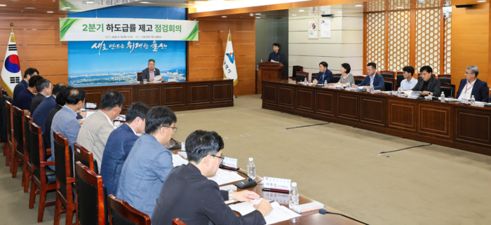 울산시는 18일 시청 본관 상황실에서 이재업 건설주택국장 주재로 ‘2026년 2분기 하도급률 제고 점검회의’를 열고 상반기 추진성과 점검과 하반기 추진계획을 논의했다. 울산시 제공