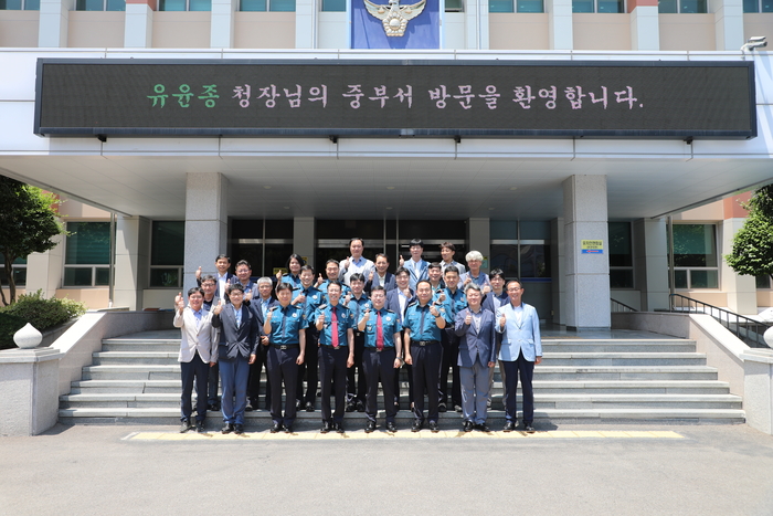 유윤종 울산경찰청장이 18일 중부경찰서를 방문해 현장 경찰관들의 의견을 청취하고 주요 치안 현안을 논의했다. 울산경찰청 제공