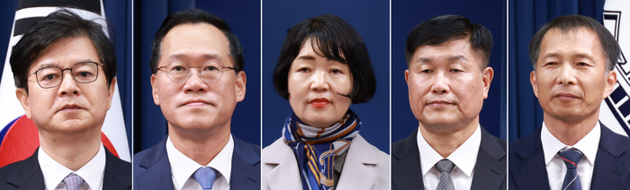 청와대는 21일 이재명 대통령이 신임 홍보수석 등을 임명했다고 밝혔다. 사진은 이날 강훈식 비서실장의 인사브리핑에 참석한 신임 참모들.  왼쪽부터 홍보소통수석 성기홍 전 연합뉴스 사장, 민정수석비서관 한찬식 김앤장법률사무소 변호사, 사회수석비서관 김경자 우석대 객원교수, 국가안보실 1차장 강건작 대통령직속 미래국방전략위원회 위원, 국가안보실 3차장 송기호 경제안보비서관.  연합뉴스