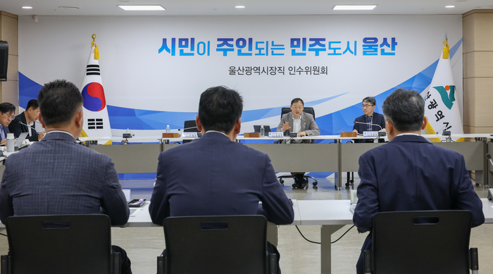‘민선 9기 울산광역시장 당선인 시정 주요 현안 업무 보고회’가 19일 울산 남구 상수도사업본부 회의실에서 김상욱 울산시장 당선인을 비롯한 인수위원, 자문위원, 실·국·본부장 등이 참석한 가운데 열렸다. 이수화 기자