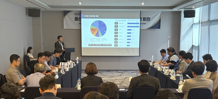 울산대학교병원은 16일 울산 동구 타니베이 호텔에서 ‘제8회 2026년 울산권역 공공보건의료 원외 대표협의체 회의’를 개최했다. 울산대병원 제공