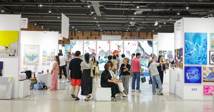 ‘2026 울산국제아트페어(UiAF)’가 ‘Collect Art, Collect Value’를 슬로건으로 열리고 있는 지난 20일 울산전시컨벤션센터(UECO)가 행사장을 찾은 관람객들로 붐비고 있다. 이수화 기자
