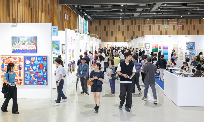 ‘2026 울산국제아트페어(UiAF)’가 ‘Collect Art, Collect Value’를 슬로건으로 열리고 있는 지난 20일 울산전시컨벤션센터(UECO)가 행사장을 찾은 관람객들로 붐비고 있다. 이수화 기자