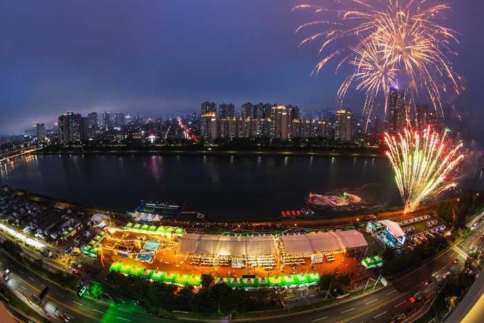 ‘2026 태화강마두희축제 개막식’이 지난 19일 울산 중구 태화강체육공원 일원에서 개최된 가운데 개막 불꽃놀이가 펼쳐지고 있다. 이수화 기자