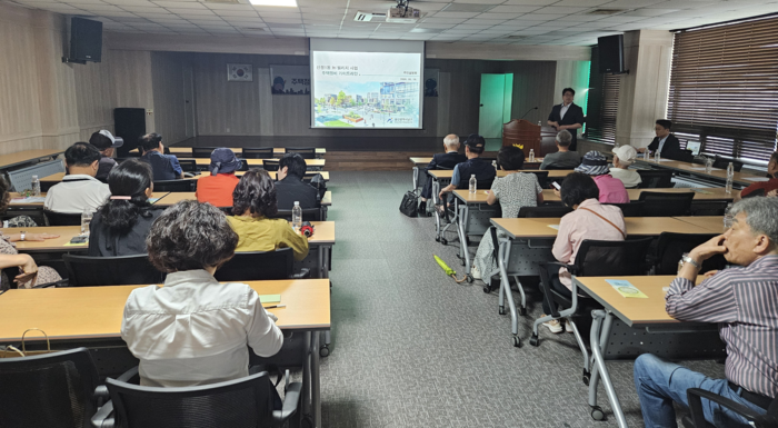 울산 남구는 지난 19일 신정동 울산축산농협 본점에서 사업구역 내 주택 소유자와 주민 등을 대상으로 ‘신정1동 뉴:빌리지 주택정비 지원 가이드라인 주민 설명회’를 개최했다.