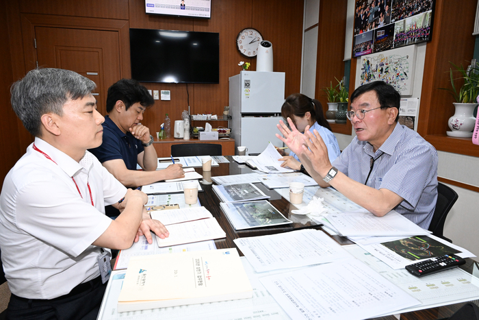 울산광역시의회 산업건설위원회 홍성우 의원은 19일 오후 시의회 2층 의원연구실에서 울산시 문화유산과로부터 반구천의 암각화 보존 및 활용 방안 추진현황을 보고받고 사업의 원활한 추진을 당부했다. 울산시의회 제공