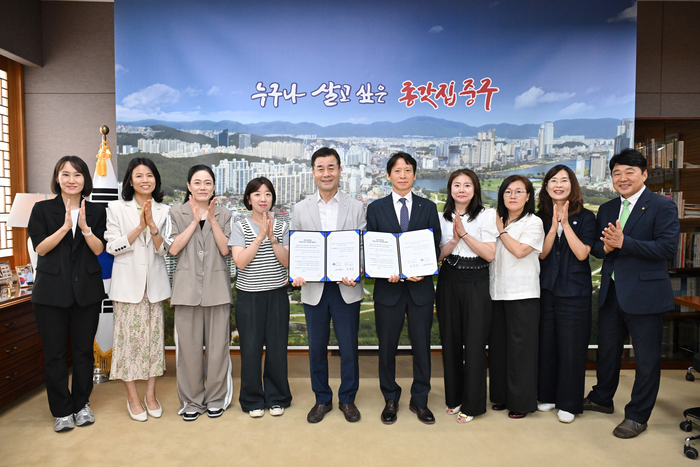 울산 중구와 양사초등학교는 22일 중구청 구청장실에서 부설주차장 무료 개방 협약을 체결했다. 중구 제공