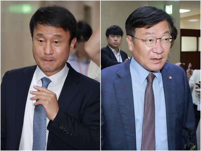 더불어민주당 한병도 원내대표(왼쪽)와 국민의힘 정점식 원내대표가 22일 국회 운영위원장실에서 하반기 국회 원구성과 관련해 협상한 뒤 이동하고 있다.연합뉴스