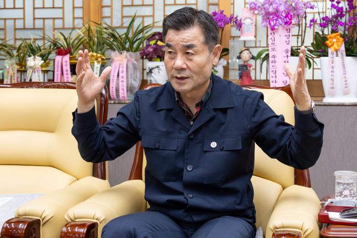 김영길 중구청장이 본지와의 인터뷰에서 구정 운영 방향과 향후 계획 등에 대해 설명하고 있다. 최지원 기자