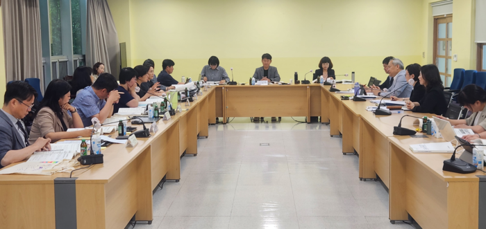 제11대 울산시교육감직 인수위원회가 22일 울산교육연구정보원에서 행정국 및 강북·강남교육지원청 업무보고를 받고 주요 현안과 정책 추진 방향을 논의하고 있다. 울산교육청 제공