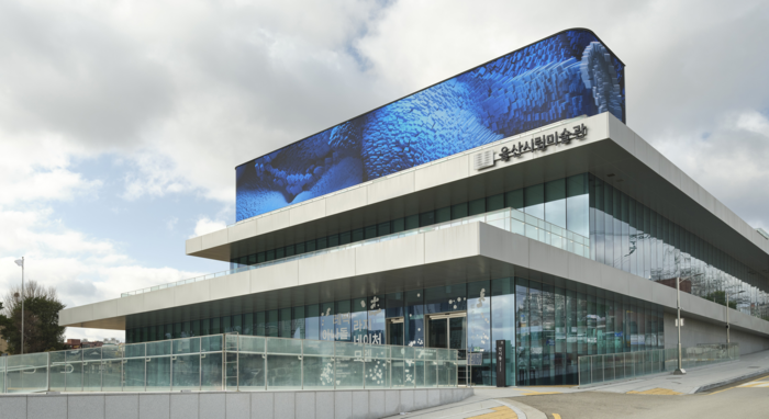 울산시립미술관 전경. 2022년 1월 개관한 울산시립미술관은 디지털 기술 기반의 미래형 미술관을 지향하며, 회화·조각·뉴미디어·설치 등 매체의 경계를 넘나드는 전시·프로그램을 통해 창의적인 예술 담론을 깊이 있게 공유해왔다.