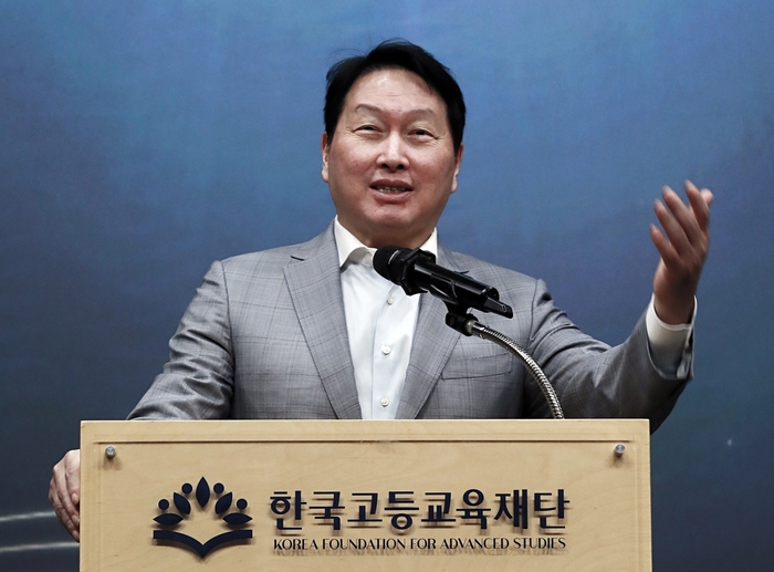 최태원 SK회장 겸 한국고등교육재단 이사장이 지난 22일 서울 한국고등교육재단(KFAS) 빌딩에서 열린 신진학자상·해외유학장학증서 수여식에서 격려인사를 하고 있다.