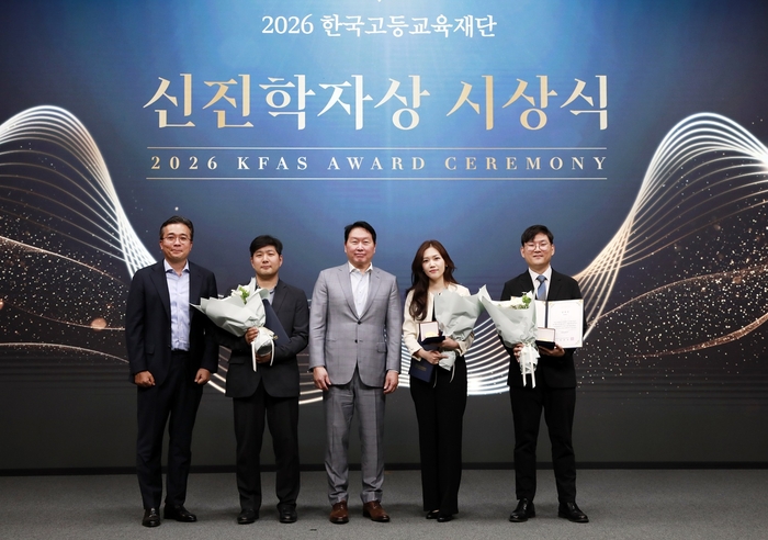 최태원 SK회장 겸 한국고등교육재단 이사장이 22일 서울 한국고등교육재단(KFAS) 빌딩에서 열린 신진학자상 수상자들과 기념촬영을 하고 있다.