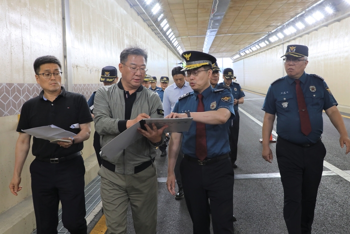 울산경찰청은 23일 울주군 삼남읍 소재 ‘울산역 지하차도’를 찾아 현장점검 및 현장 경찰관들을 상대로 애로사항을 청취했다. 울산경찰청 제공