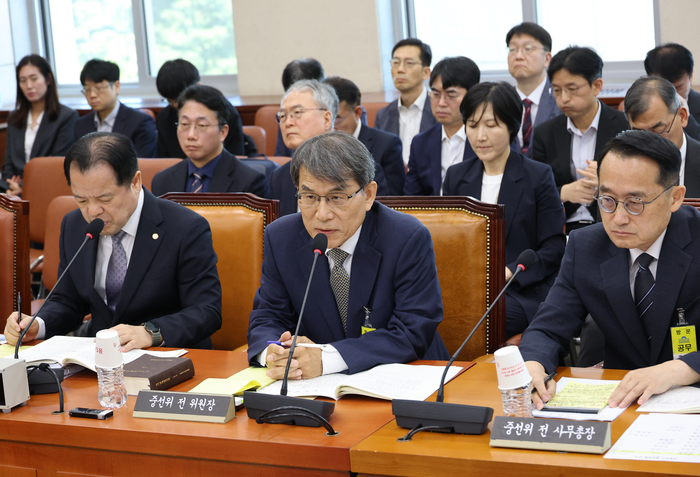 노태악 전 중앙선거관리위원장이 23일 국회에서 열린 투표용지 부족사태 등 국민참정권 침해 진상규명 및 선거관리 개혁을 위한 국정조사 특위 전체회의에 참석, 발언하고 있다. 연합뉴스