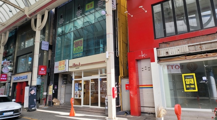 울산 생활업종 창업이 일부 업종에 몰리며 생존율이 낮아지고, 은퇴 인력의 전문직 창업 유도와 맞춤형 지원 확대가 필요하다는 지적이 나왔다. 사진은 중구 젊음의 거리 모습. 울산매일 포토뱅크