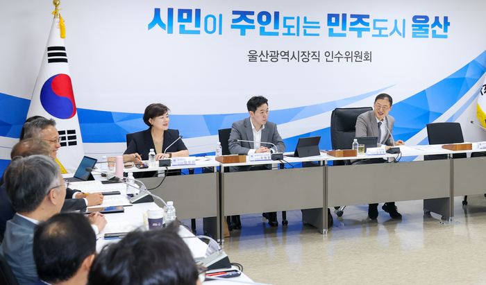 민선9기 울산시장 당선인 환경국 시정 현안업무 보고회가 열린 22일 남구 상수도사업본부에서 김상욱 울산시장 당선인을 비롯한 인수위원, 실·국·본부장 등이 회의를 하고 있다. 최지원 기자