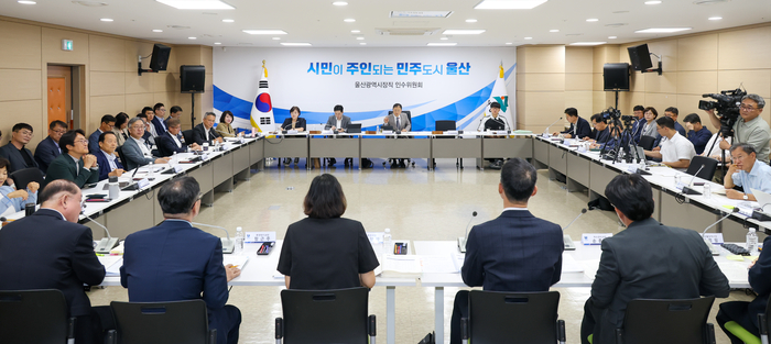 민선9기 울산시장 당선인 환경국 시정 현안업무 보고회가 열린 22일 남구 상수도사업본부에서 김상욱 울산시장 당선인을 비롯한 인수위원, 실·국·본부장 등이 회의를 하고 있다. 최지원 기자