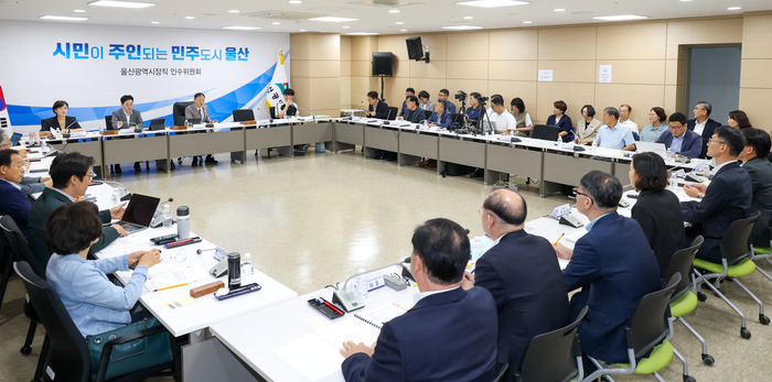 민선9기 울산시장 당선인 환경국 시정 현안업무 보고회가 열린 22일 남구 상수도사업본부에서 김상욱 울산시장 당선인을 비롯한 인수위원, 실·국·본부장 등이 회의를 하고 있다. 최지원 기자