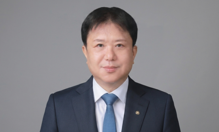 조선소 하청노동자와 자영업자 생활을 거친 더불어민주당 노명환 울산시의원 당선인이 노동 현장의 목소리를 대변하겠다며 의정활동에 나선다.