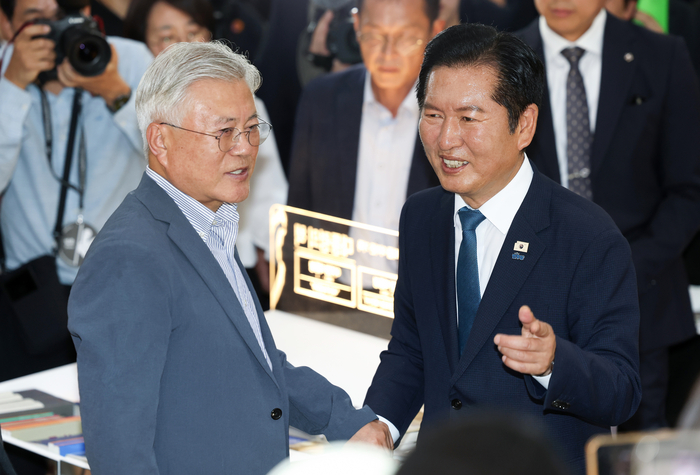 정청래 전 더불어민주당 대표가 24일 서울 강남구 코엑스에서 열린 서울국제도서전에서 문재인 전 대통령과 인사를 나누고 있다. 연합뉴스