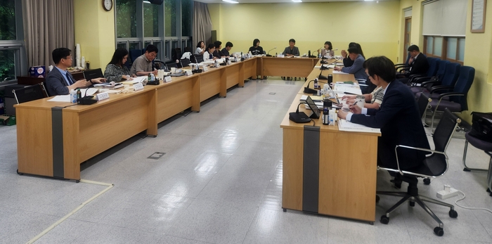 울산시교육감 인수위원회가 직속기관의 역할 재정립과 교원 연수 개선, 학생 안전대책 강화를 주요 과제로 제시했다. 사진은 24일 열린 3차 보고회 모습.
