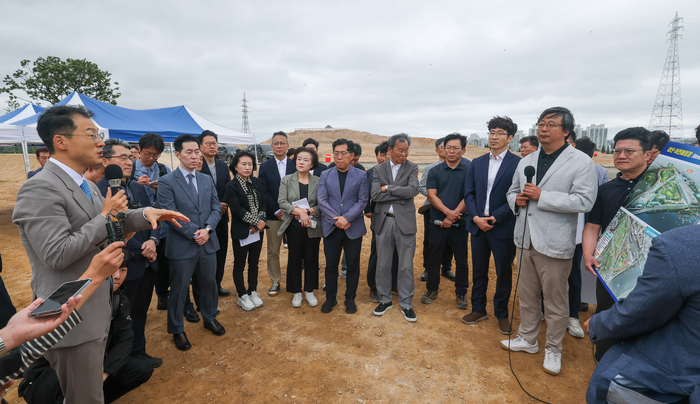 김상욱 울산시장 당선인이 인수위원들과 24일 2028 울산국제정원박람회 조성 현장인 삼산·여천매립지를 방문해 추진 현황을 보고받은 뒤 질의를 하고 있다. 최지원 기자