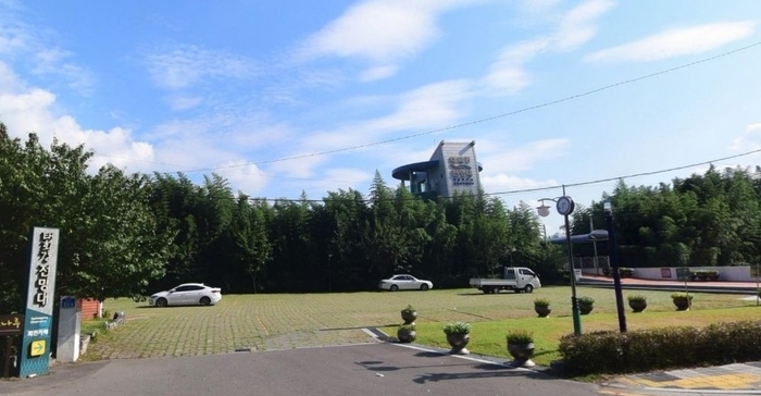 17년간 사용된 태화강 전망대 주차장이 국유지 무단 점유 시설로 지목돼 변상금이 부과되자 울산시가 적법한 사용이라며 이의를 제기했다. 사진은 태화강 전망대 주차장 전경. 울산매일 포토뱅크