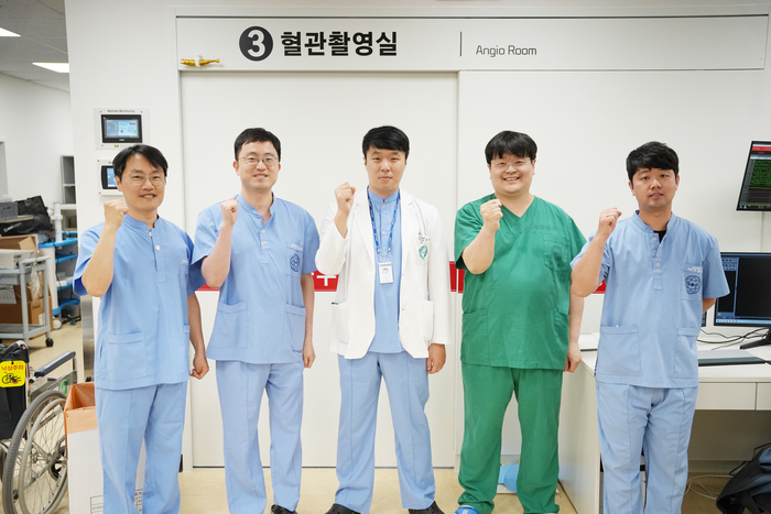 동강병원은 심장혈관센터가 대한심혈관중재학회가 주관하는 ‘심혈관중재시술 인증기관’에 울산 최초로 4회 연속 지정되며 지역 대표 심혈관 전문센터로서의 위상을 다시 한번 입증했다고 24일 밝혔다. 동강병원 제공