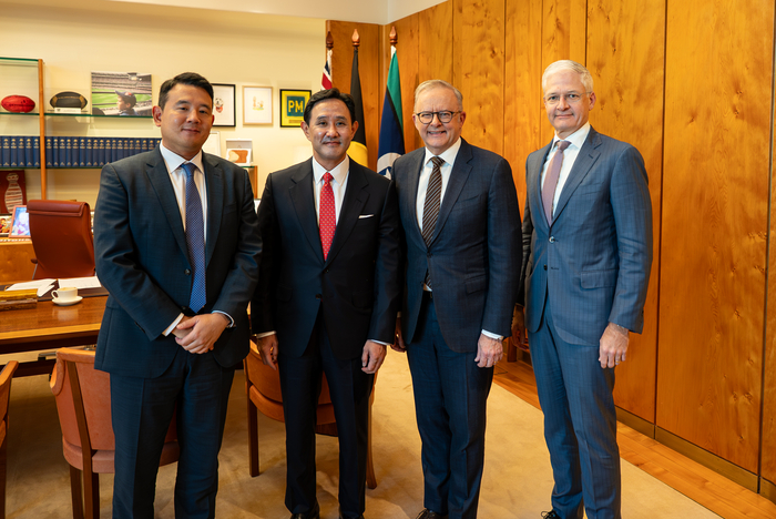 최윤범 고려아연 회장(왼쪽 두번째)이 앤서니 앨버니지 호주 총리(왼쪽 세번째) 등 관계자와 기념촬영을 하고 있다.(사진=고려아연)