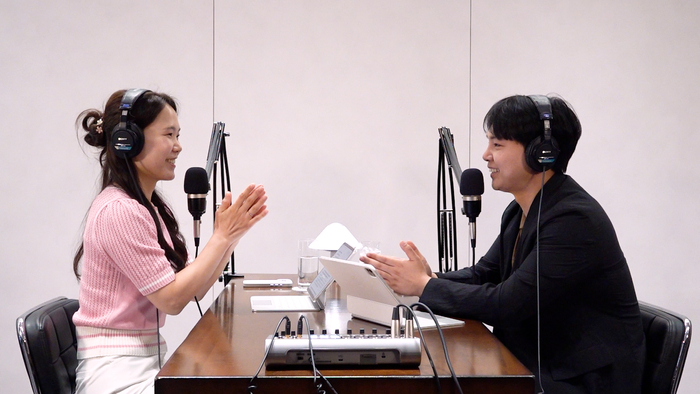게스트 정은진 언양초등학교 선생님과 호스트 본지 총괄이사가 ‘초등교사’를 주제로 이야기를 나누고 있다