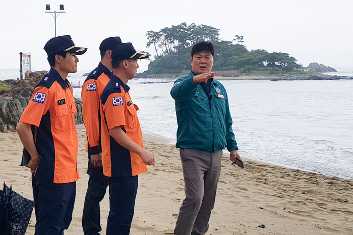 공진혁 울산시의원은 25일 울주군 서생면 진하해수욕장을 찾아 소방, 울주군 관계자, 지역주민 등과 함께 개장 준비상황을 점검하고, 안전한 해수욕장 운영방안을 논의했다. 울산시의회 제공