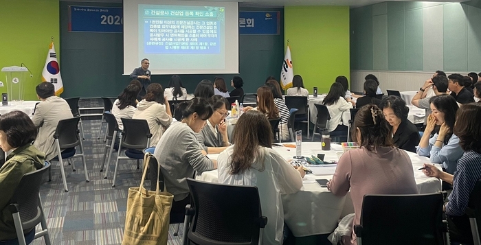울산시교육청은 25일 외솔회의실에서 각급 기관과 학교 계약 업무 담당자를 대상으로 ‘2026년 청렴 계약 연수 원탁토론회’를 열었다.