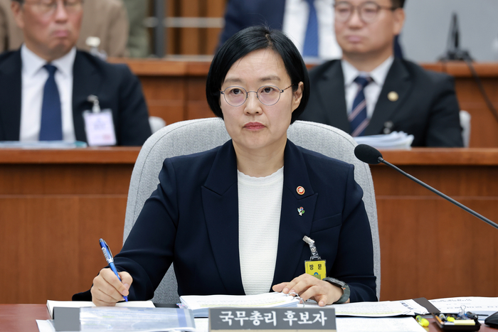 한성숙 국무총리 후보자가 25일 국회에서 열린 인사청문회에서 메모하고 있다. 연합뉴스