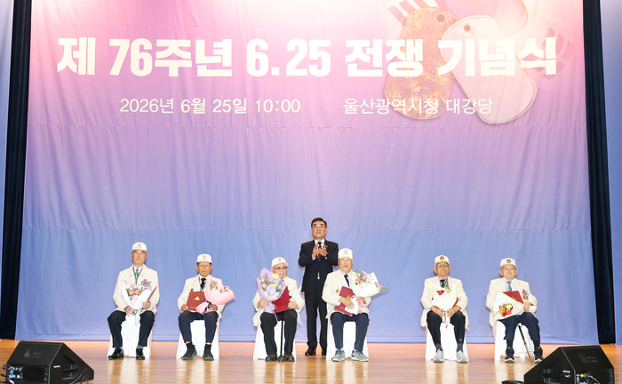 ‘제76주년 6·25전쟁 기념식’이 열린 25일 울산시청 대강당에서 김두겸 울산시장이 참전유공자 및 호국보훈 시정발전 유공자에 대한 표창을 수여하고 기념촬영을 하고 있다. 울산시 제공