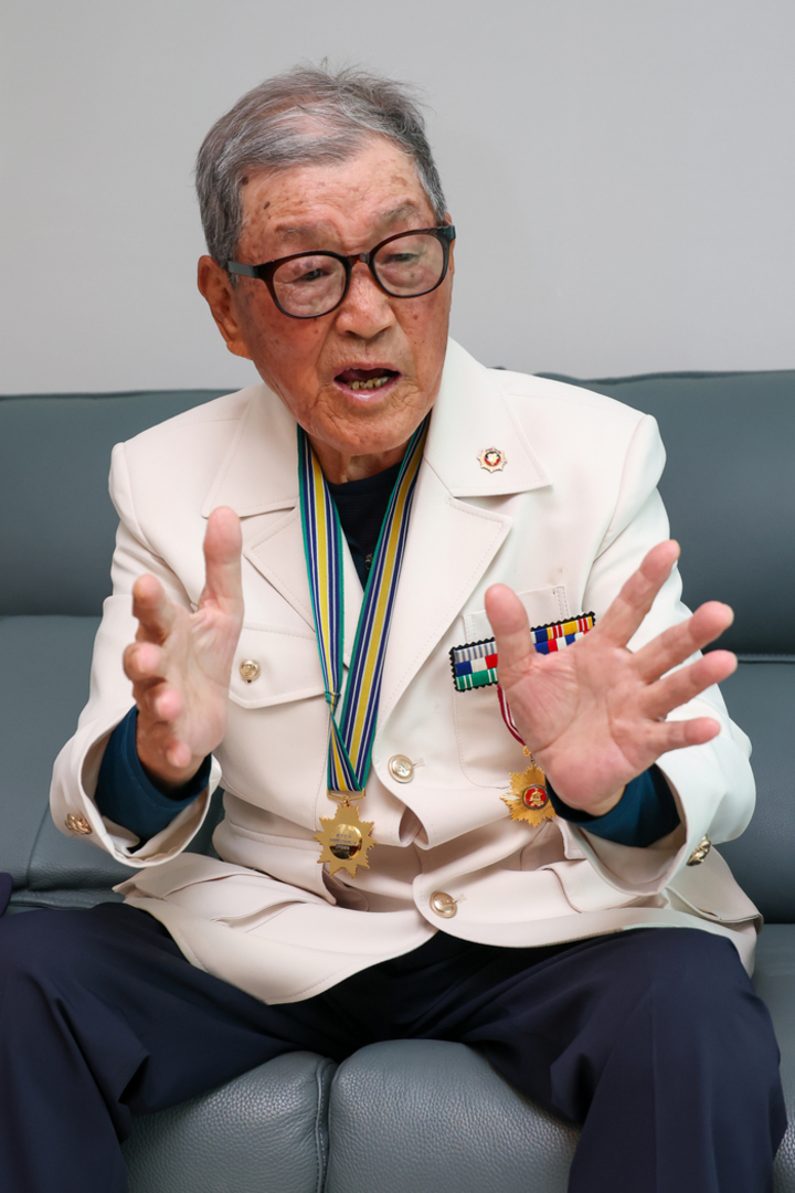 김일병(92)씨가 6.25전쟁 참전 당시 자신의 일대기를 설명하고 있다. 최지원 기자