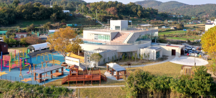 울산어린이독서체험관이 여름방학을 맞아 가족과 함께 즐기는 ‘여름 별바다’ 독서문화행사를 열고 체험·특강·책 야영 프로그램을 운영한다. 사진은 울산어린이독서체험관 전경.