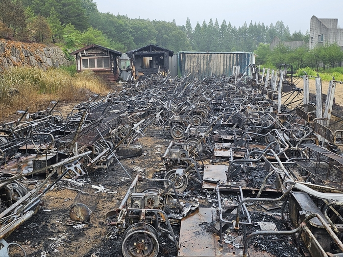 양산 에덴밸리 리조트 공터에 세워둔 ‘골프카트 33대’가 불 타 빼대만 남아 있다.