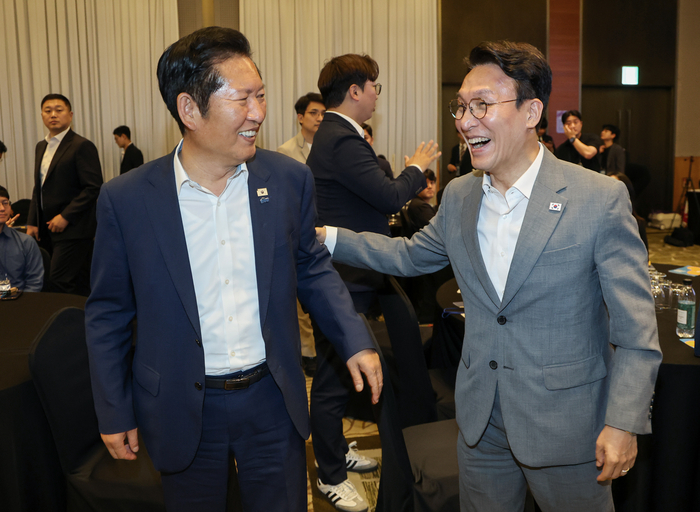 김민석 국무총리와 더불어민주당 정청래 전 대표가 28일 경기도 광주시 곤지암리조트에서 열린 민주당 청년 당선인 워크숍에 참석, 대화하고 있다.  연합뉴스