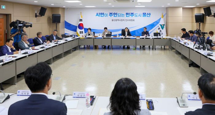 민선9기 울산시장 당선인 시정 현안업무 보고회가 열린 26일 남구 상수도사업본부에서 김상욱 울산시장 당선인을 비롯한 인수위원, 실·국·본부장 등이 회의를 하고 있다. 최지원 기자