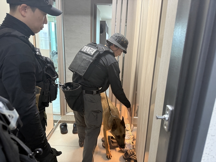 울산 경찰특공대원들이 지난 26일 오후 1시 56분께 북구 송정동의 한 대단지 아파트에 폭발물 신고를 받고 집안 내부를 수색하고 있다. 울산경찰청 제공