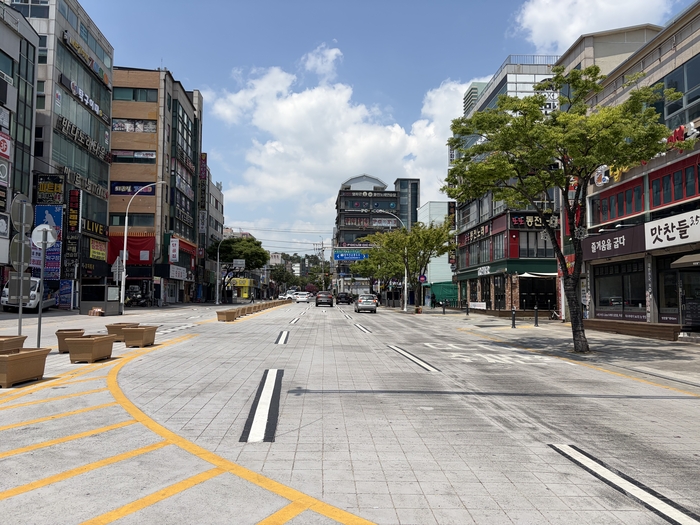 울산 동구 일산해수욕장 청년광장과 맞닿아 있는 도로. 차선과 도로의 색이 유사해 가시성이 떨어지고, 도보와는 턱이 낮아 구분이 모호해 무단횡단을 하는 시민들을 어렵지 않게 볼 수 있었다.
